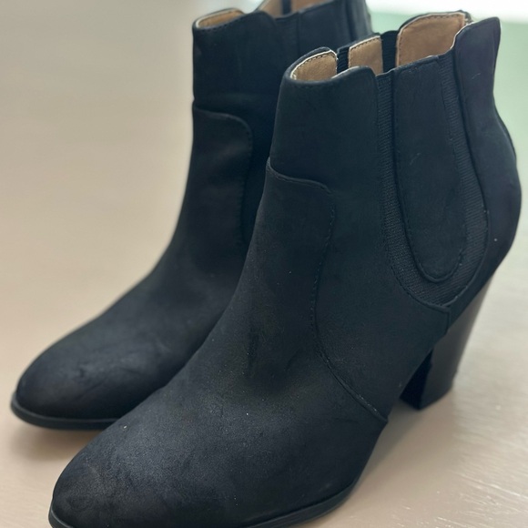 Adrienne Vittadini Ankle Faux Suede Booties Size 7M - Picture 1 of 12